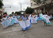 Los estudiantes bailaron al ritmo de ‘Guayaquileño madera de guerrero’, durante el desfile.