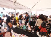 La feria de artesanos y emprendedores se realiza en el ágora del Malecón 2000, por el lado de Aguirre.