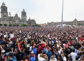Evidencias. Miles de personas acuden a la ‘Noche de Primavera’, en el Zócalo de la Ciudad de México. El número de humanos se ha triplicado.