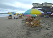 Montañita. En este balneario de la provincia de Santa Elena, que siempre solía estar repleto de turistas en este fecha, apenas llegan unos cuantos visitantes.