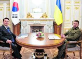 Kiev. El presidente de Corea del Sur, Yoon Suk-yeol, y su par de Ucrania, Volodímir Zelenski.