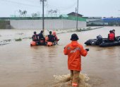 Al sureste de Seúl, una persona falleció ahogada debido a la inundación en un túnel.