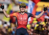 La celebración del español Carlos Rodríguez tras imponerse en una exigente jornada de montaña y sumar su primer triunfo en una etapa del Tour de Francia.