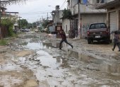 En la cooperativa 5 de Junio, niños y adultos tienen que cruzar las calles saltando para evitar caer en aguas empozadas.