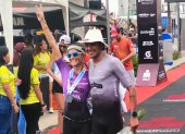 Elizabeth Bravo y Armando Matute festejan tras ganar el IronMan 70.3 en Manta.