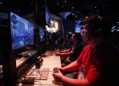 Personas juegan a Call of Duty durante la Electronic Entertainment Expo.