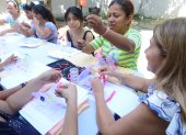 Taller de alambrismo. Las mujeres se reúnen en una de las casas de la comuna a aprender a crear vistosos aretes.