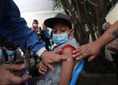 Fotografía de archivo de un niño mientras es vacuando contra la Covid-19 en Ciudad de México (México).