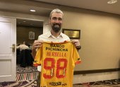 Juan Manuel Herbella recibió una camiseta de Barcelona, previo al duelo de ayer frente a Estudiantes de La Plata por la Copa Sudamericana. El argentino es hoy doctor y docente universitario en su país.