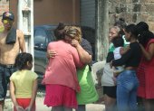 Lamento. Familiares de una víctima de sicariato en Durán esperaron en el lugar hasta que llegue Crimininalística.