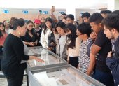 Exhibición. Una de las guías del Museo Numismático da información a un grupo de visitantes  en una de las muestras itinerantes en la Universidad Salesiana de Guayaquil.