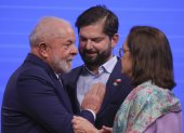 El presidente de Brasil, Luis Ignacio Lula da Silva, el presidente de Chile, Gabriel Boric, y la ministra de Relaciones Exteriores de El Salvador, Alexandra Hill Tinoco, durante la sesión fotográfica "ÄòDigital Alliance"Äô en la Cumbre UE-CELAC
