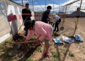 Mejoras. Con azadones, picos y palas, los vecinos adecúan el espacio deportivo ante la falta de apoyo municipal en el sector.