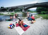 Turineses combaten el calor a orillas del río Orco. El hemisferio norte, que apenas lleva un mes bajo el solsticio de verano, se asfixia bajo unas temperaturas diurnas de récord y un calor nocturno tropical, peligroso para la salud, según dijo este martes la Organización Meteorológica Mundial (OMM). El calor sofocante se ha instalado en media Europa estos días, pero también en Estados Unidos y otras zonas de Asia y África, con temperaturas diurnas de récord y noches tropicales, lo que ha despertado una creciente preocupación por las consecuencias que pueda tener en la salud.
