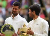 Alcaraz (i) como campeón y Djokovic su escolta en Wimbledon.