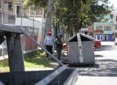 Recolección. Ciudadanos se organizan para recoger las basuras de los alrededores de los contenedores y mejorar el aspecto.