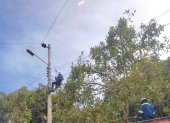 Conexión. Los técnicos de la Empresa Eléctrica hacen las reparaciones.
