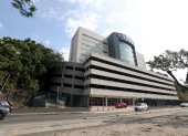 Un total de 586 uniformados han llegado a la zona 8 ultimamente, la mayoría de estos viven en un área destinada en la Universidad Católica de Guayaquil por coordinación con el Ministerio del Interior. 2. Edificación. Las 164 UPC esperan las adecuaciones prometidas en diciembre de 2022, se espera que en la siguiente semana se adjudiquen los recursos.