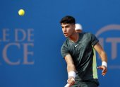 Nice (France), 22/07/2023.- Carlos Alcaraz of Spain in action against Borna Coric of Croatia during their match at the Hopman Cup tournament in Nice, France, 22 July 2023. (Tenis, Croacia, Francia, España, Niza) EFE/EPA/SEBASTIEN NOGIER