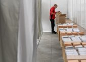 -FOTODELDIA- POLA DE SIERO (ASTURIAS), 22/07/2023.- Operarios acaban de colocar y organizar este sábado, el material para el funcionamiento del colegio electoral para las votaciones con motivo de las elecciones generales de mañana, en Pola de Siero (Asturias). EFE/ Eloy Alonso