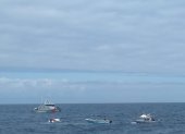 Imagen registrada por la Armada sobre el rescate de personas desaparecidas en alta mar.