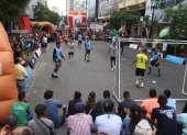 Actividades. Partidos de fútbol, shows, venta de comida y de artículos se desarrollaron ayer desde la calle Boyacá hasta Malecón Simón Bolívar.
