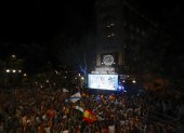 MADRID, 23/07/2023.- Integrantes del Partido Popular saludan a los simpatizantes en la sede de los populares en Madrid tras conocerse los resultados en las elecciones celebradas hoy domingo. EFE/Javier Lizón