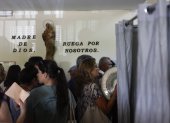 MADRID, 23/07/2023.- Ciudadanos acuden a ejercer su derecho al voto en el colegio Cristo Rey en Madrid, este domingo. Casi 37,5 millones de españoles están llamados a participar este domingo en las decimosextas elecciones a Cortes Generales mientras los partidos, en un escenario en el que no se prevén mayorías absolutas, hacen cuentas sobre los escaños necesarios para gobernar. Los 22.562 colegios electorales, dotados de ventiladores y botellas de agua, abrirán sus puertas a las 9:00 horas y cerrarán a las 20:00. EFE/ Rodrigo Jiménez