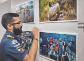 Panamá. Una persona trabaja en el montaje de la muestra en esta capital.