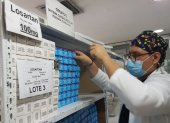 Abastecimiento. Un trabajador en una de las bodegas del Hospital Teodoro Maldonado Carbo.