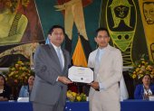 El rector de la Universidad de Guayaquil, Francisco Morán Peña, recibe e certificado de  acreditación de la cerrera de Enfermería por parte del Caces.