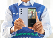 El Galaxy ZFold 5, entre otras funcionalidades, permite hacerle fotos a tus amigos mientras ellos ven cómo lucen en la pantalla delantera.