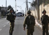 Soldados israelíes cierran el área donde murieron tres palestinos por disparos del Ejército israelí, cerca de la ciudad cisjordana de Nablus.