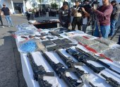 Se hallaron 13 armas cortas (pistolas y revólveres) 13 armas largas (fusil) los cuales estaban encaletados en paredes y alcantarillas.