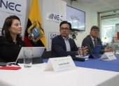 Estudio. Lena Savelli, coordinadora de la ONU en Ecuador, Roberto Castillo, director del INEC, y Makus Behred, del Fondo de Población de la ONU presentaron el nuevo cronograma.