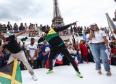 El velocista retirado jamaiquino Usain Bolt (c) compartió con dirigentes del comité organizador y deportistas en el acto del inicio del conteo regresivo frente a la Torre Eiffel.