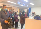 Usuarios esperan su turno para hacer un trámite en una dependencia de salud.