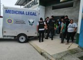 Violencia. Agentes llevan el cuerpo de Jefferson Vera a la morgue.