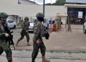 Panorama. Varios elementos militares recorren la parte externa del recinto penitenciario de Esmeraldas.