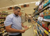 Supermercados. Un cliente lee los ingredientes que traen los fideos no tradicionales y que se preparan con otros componentes.