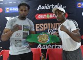 El ecuatoriano Alexander Espinoza (i) y el venezolano Felipe Larez (d) están listos para su combate por el título latino silver en el Quorum del Paseo San Francisco.