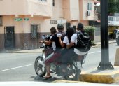 Cuatro pasajeros en una sola moto, tres de ellos, menores de edad.