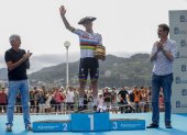 El belga Remco Evenepoel y su celebración en el podio de San Sebastián.