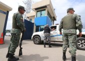 Militares y policías en los exteriores de una cárcel guayaquileña.
