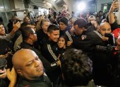 Aficionados del Sao Paulo fútbol club reciben al jugador colombiano James Rodríguez en el aeropuerto de Congonhas, este 30 de julio de 2023 en São Paulo (Brasil).