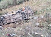 El vehículo transportaba a medio centenar de pasajeros y se precipitó desde 50 metros de altura por un "despiste" del conductor, en el norte del país, según las autoridades.

El vehículo transportaba a medio centenar de pasajeros y se precipitó desde 50 metros de altura por un "despiste" del conductor, en el norte del país, según las autoridades.