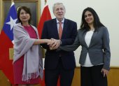 Autoridad.- El ministro de Relaciones Exteriores de Chile, Alberto Van Klaveren (c), junto a la ministra de Relaciones Exteriores del Perú, Ana Cecilia Gervasi (i), y la Subsecretaria de Relaciones Económicas Internacionales, la economista Claudia Sanhueza (d), participan durante rueda de prensa hoy en Santiago (Chile). Chile entregó este martes a Perú la presidencia pro tempore de la Alianza del Pacífico, desatascando así el impasse diplomático que se había generado en el bloque comercial cuando el presidente de México, Andrés Manuel López Obrador, se negó a entregar el mando por razones políticas. EFE/ Elvis González