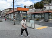 Tramos. Algunos vecinos caminan largos trayectos para llegar a un punto por donde puedan tomar transporte público que los lleve a diferentes puntos de la ciudad.