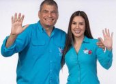 Propaganda. Con esta imagen ilegal, pues Rafael Correa tiene prohibido participar en la campaña, Raisa Vulgarín promociona su candidatura.