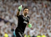 Fotografía de archivo tomada el 11 de abril de 2018 que muestra al portero de la Juventus Gianluigi Buffon durante el partido de vuelta de los cuartos de final de la Liga de Campeones contra el Real Madrid en el Santiago Bernabeu en Madrid, España. Buffon, leyenda del Juventus y de la selección "azzurra", puso este jueves a los 40 años el punto final a su larga trayectoria en esos dos equipos, aunque sin aclarar todaví­a si seguirá jugando al fútbol o si colgará definitivamente los guantes. EFE/ Juanjo Martin ESPAÑA FÚTBOL
